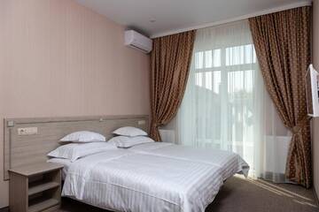 Фото номера Улучшенный двухместный номер с 2 отдельными кроватями Отель Villa Sarra г. Барановичи 2